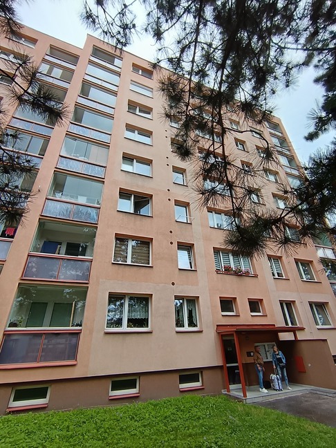 kompletní servis oken včetně výměny těsnění v rámu i křídle ve dvou vchodech