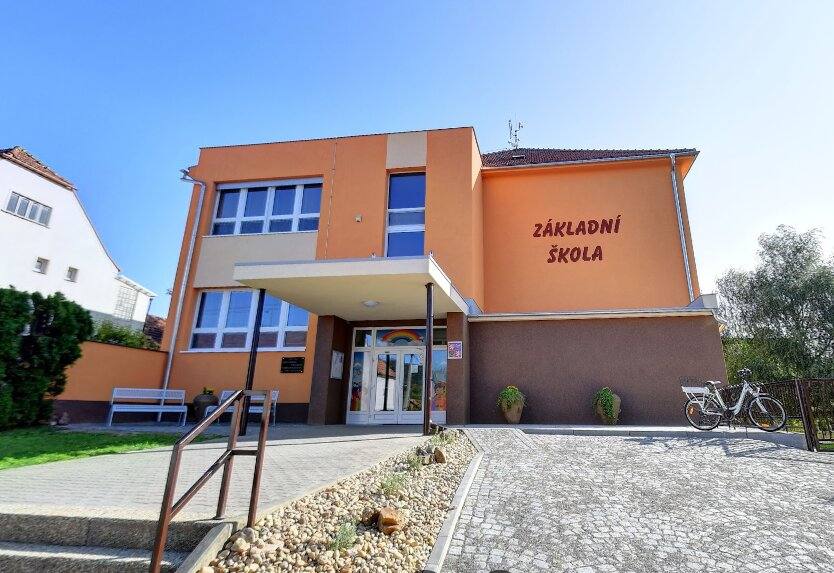 Obec Letonice - ZŠ, Obecní úřad, Obecní dům, Obchodní středisko, Hospoda. Servis oken